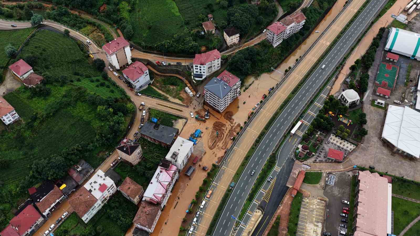 Rize İyidere’de sel sonrası Karadeniz Sahil Yolu çevresindeki su baskınlarını gösteren havadan çekilmiş görüntü.