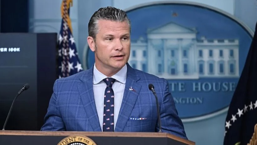 ABD Savunma Bakanı Pete Hegseth, Beyaz Saray’da basın toplantısı kürsüsünde görülüyor.