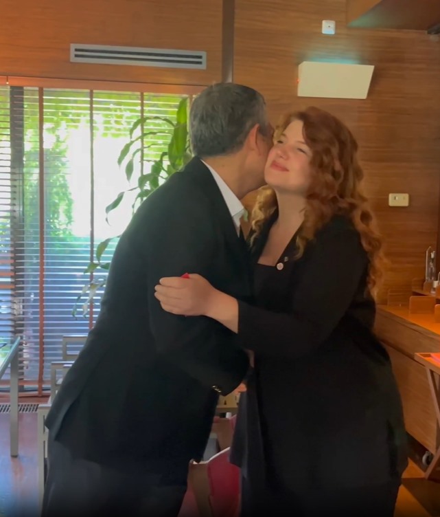 Özgür Özel’in Canan Uzer ile kahvaltı buluşmasında selamlaştığı an.