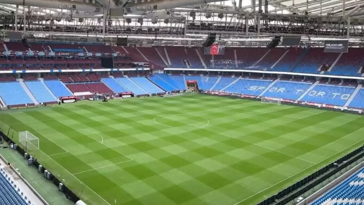 Papara Park stadında tribünlerden görülen futbol sahası ve zemin görüntüsü.