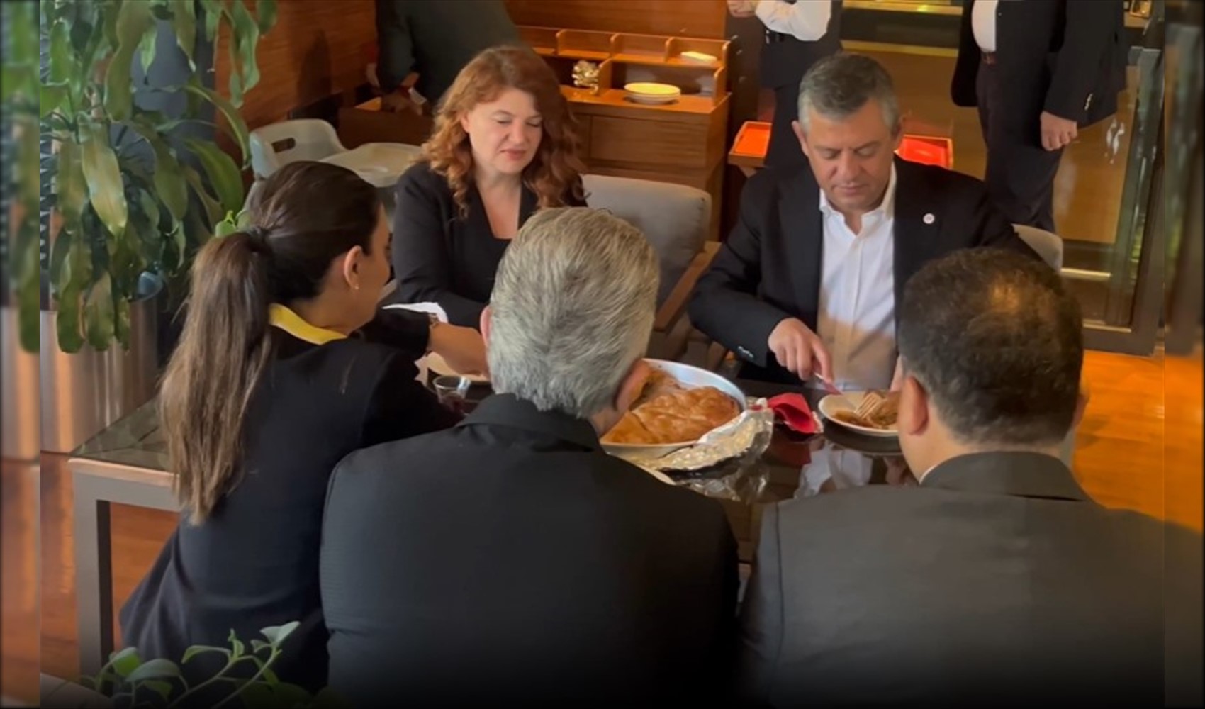 La tensione per il börek a Bursa si conclude con una colazione: Özgür Özel accetta l'offerta
