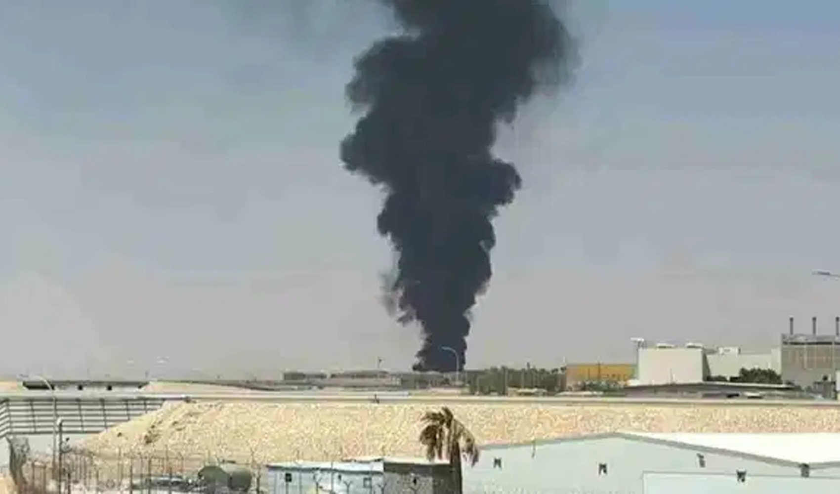 Riyad Havalimanı yakınında siyah duman paniği