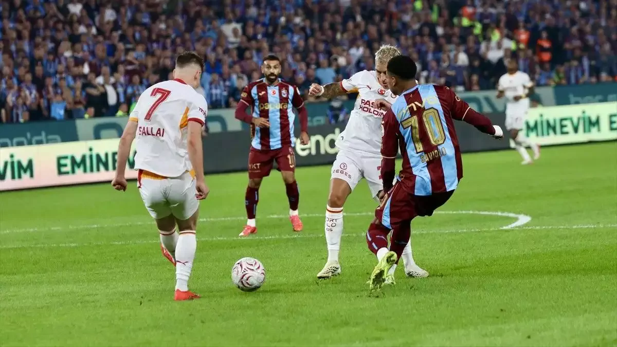 Trabzonspor-Galatasaray maçından oyun içi mücadele görüntüsü.