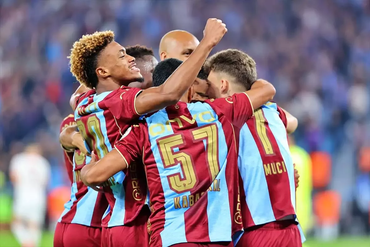Trabzonsporlu futbolcuların gol sevinci görüntüsü.
