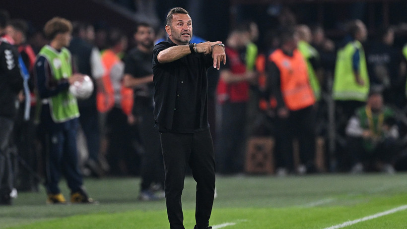 Okan Buruk saha kenarında hakeme doğru işaret ederek itiraz ediyor.