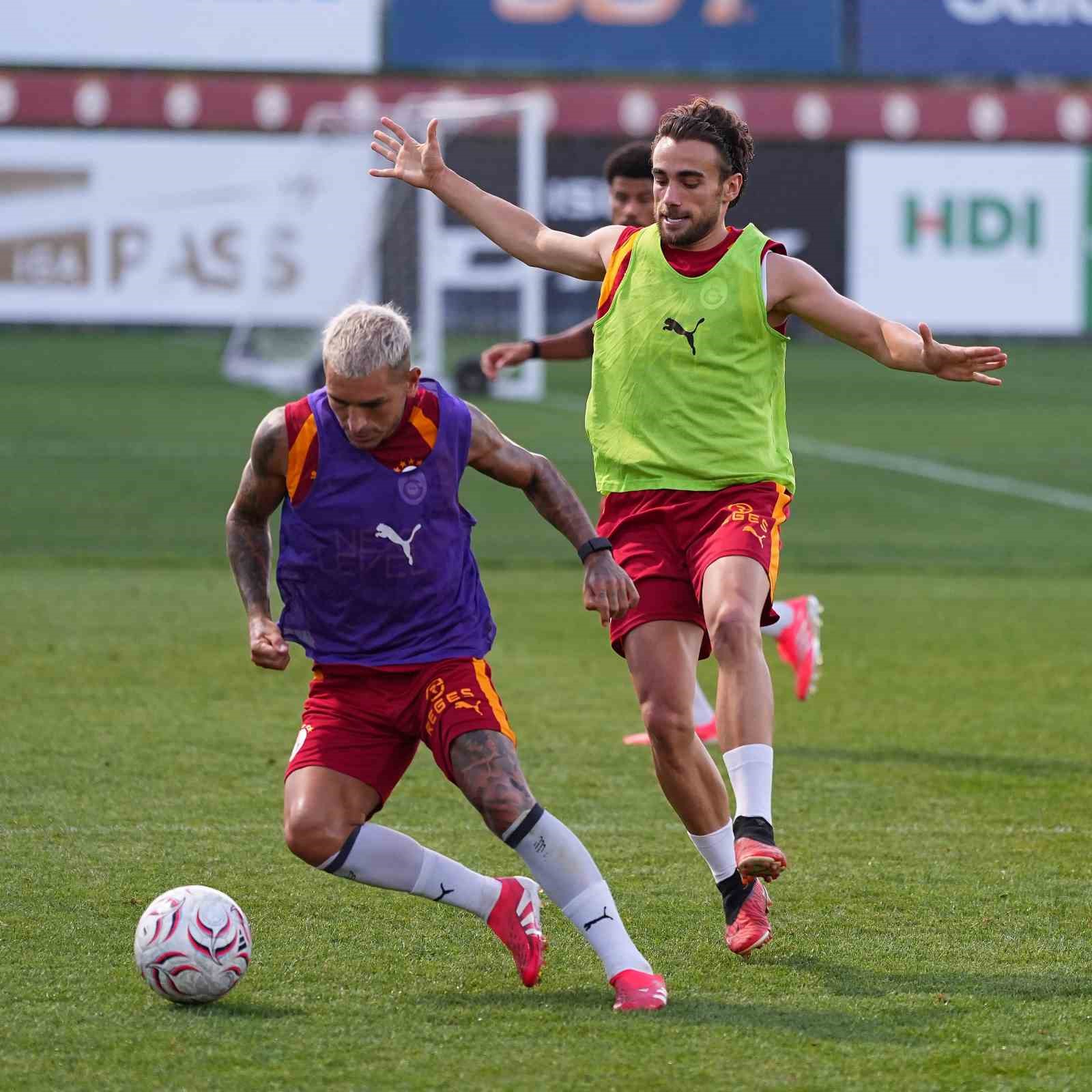 Galatasaraylı futbolcuların antrenmanda pas çalışması yaptığı anlardan bir görüntü.