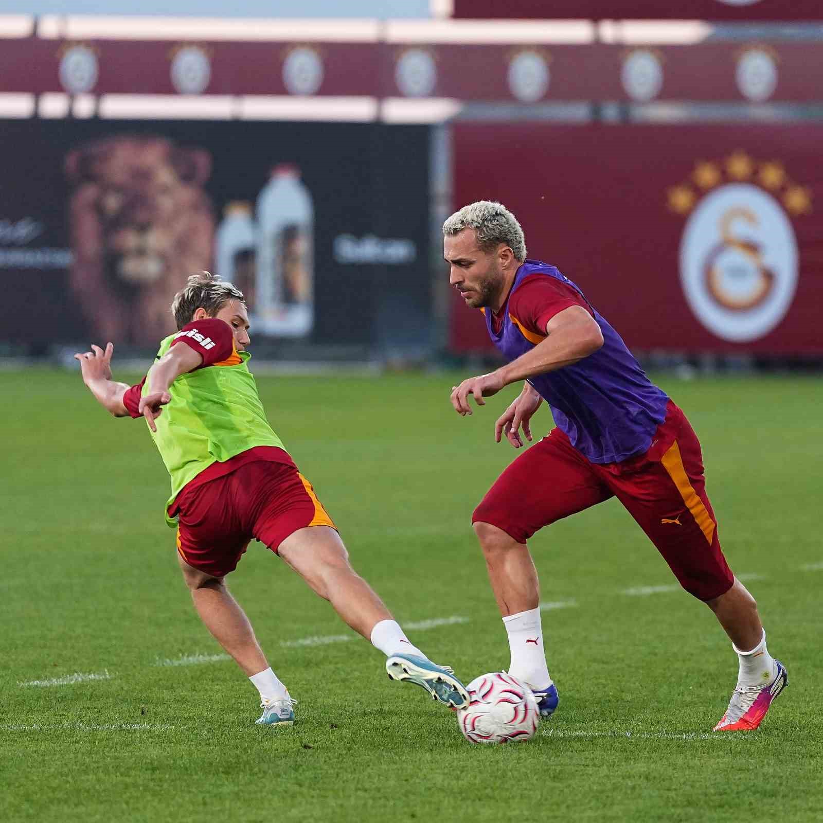 Galatasaray antrenmanında iki futbolcunun top için mücadele ettiği an.