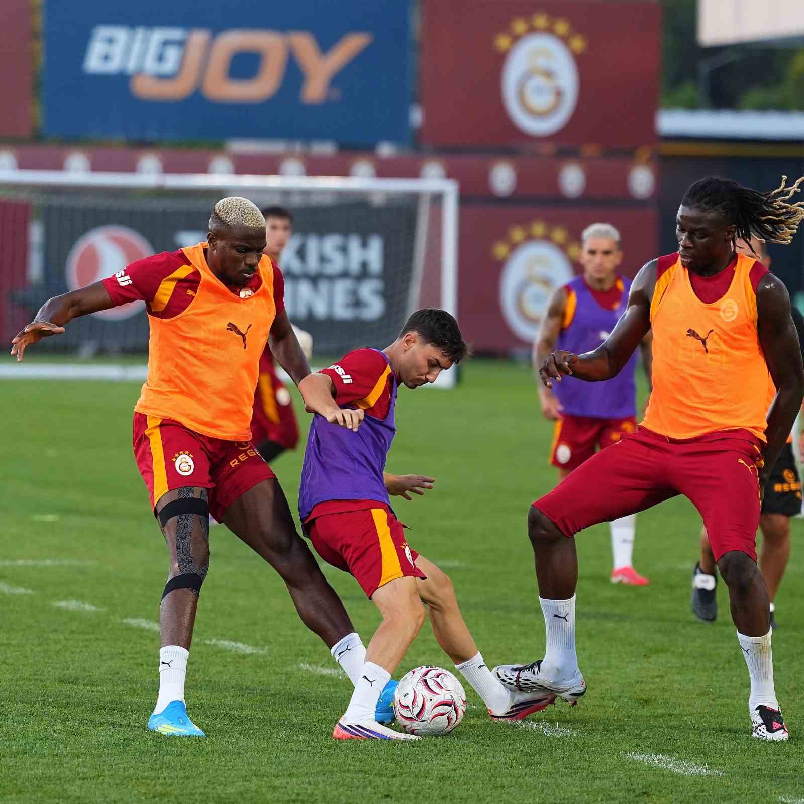 Rafael Leao ve Galatasaraylı futbolcuların antrenman sırasında top kapma mücadelesi yaptığı görüntü.