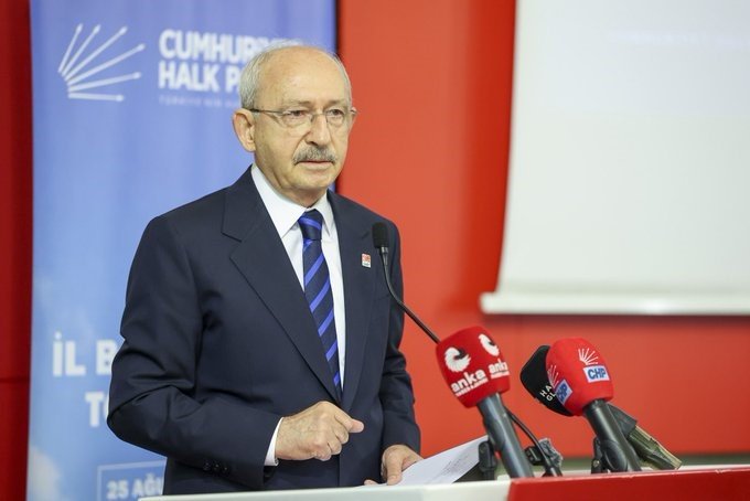 Kemal Kılıçdaroğlu, CHP arka planı önünde kürsüde konuşurken görülüyor.