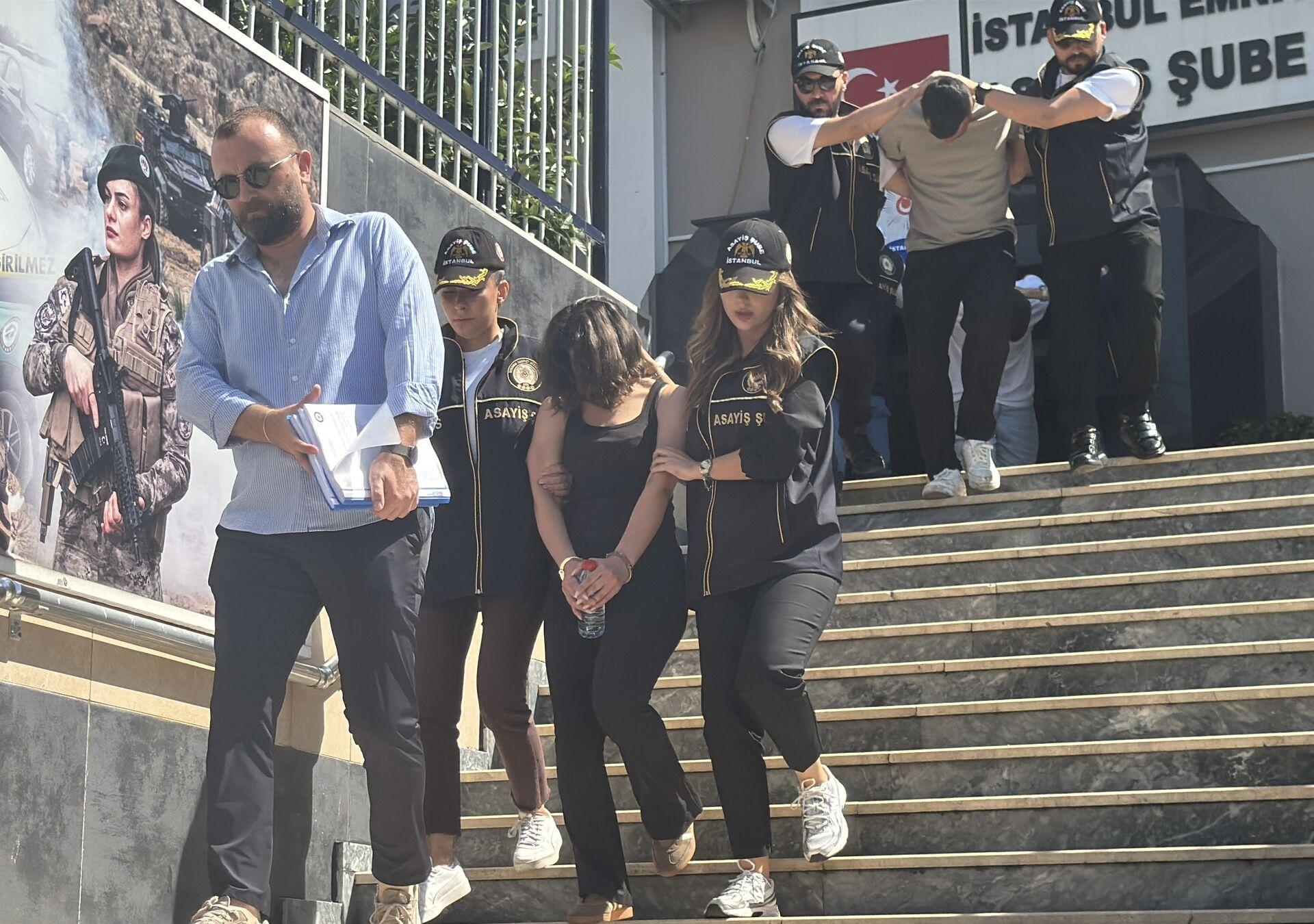 İstanbul Emniyet Müdürlüğü önünde polislerin şüphelileri götürdüğü an.