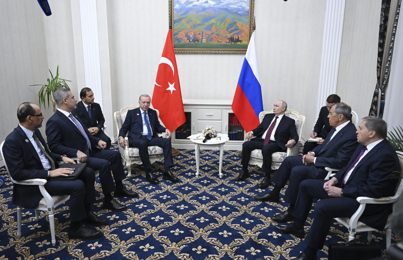 Türkiye ve Rusya heyetlerinin bayraklar önünde yaptığı toplantıdan geniş açı görüntü.