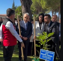 Image of Minister of Agriculture and Forestry İbrahim Yumaklı taken during the fig sapling planting in Aydın.