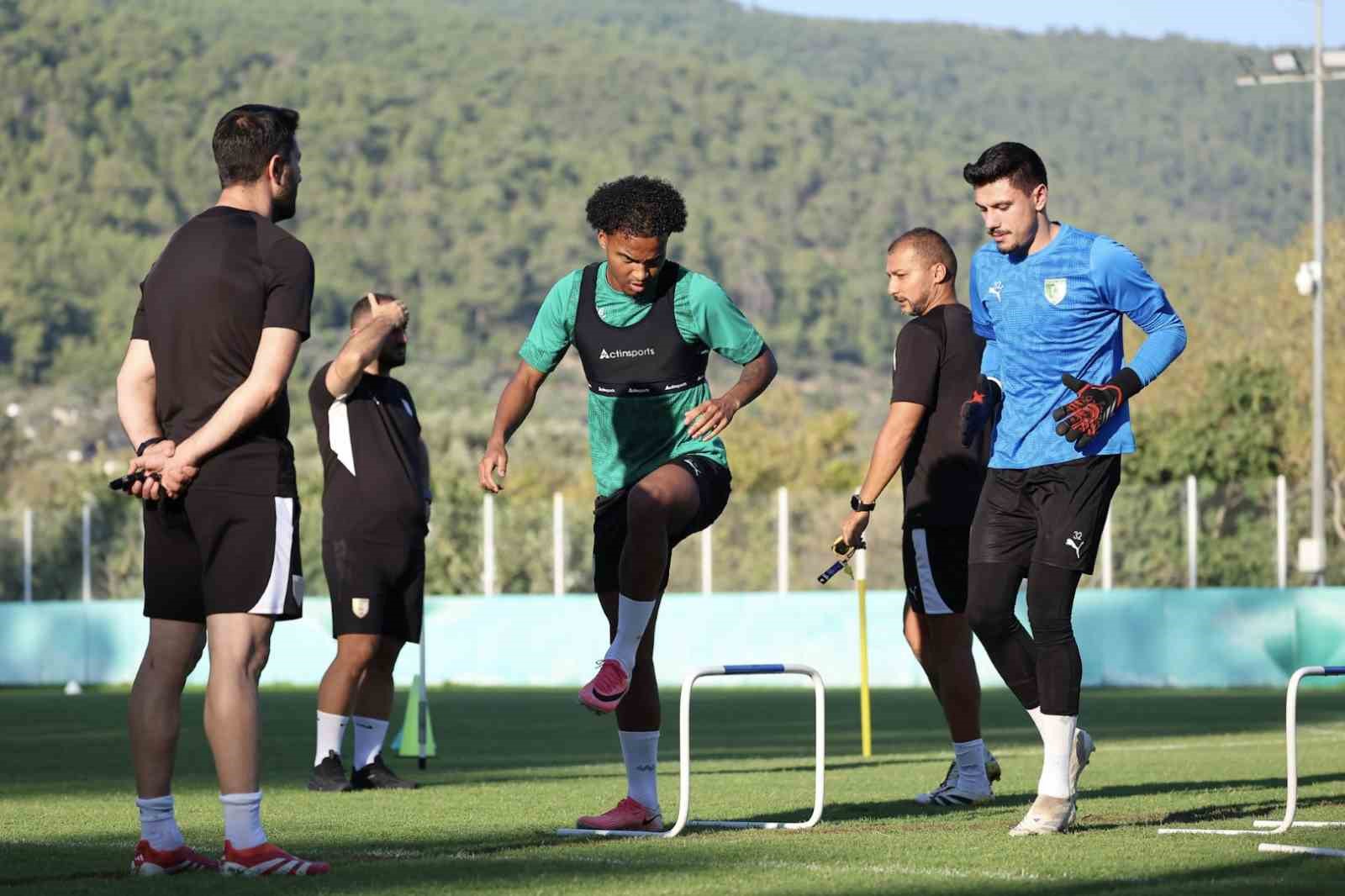 Bodrum FK futbolcuları antrenmanda kondisyon ve koordinasyon çalışması yapıyor.