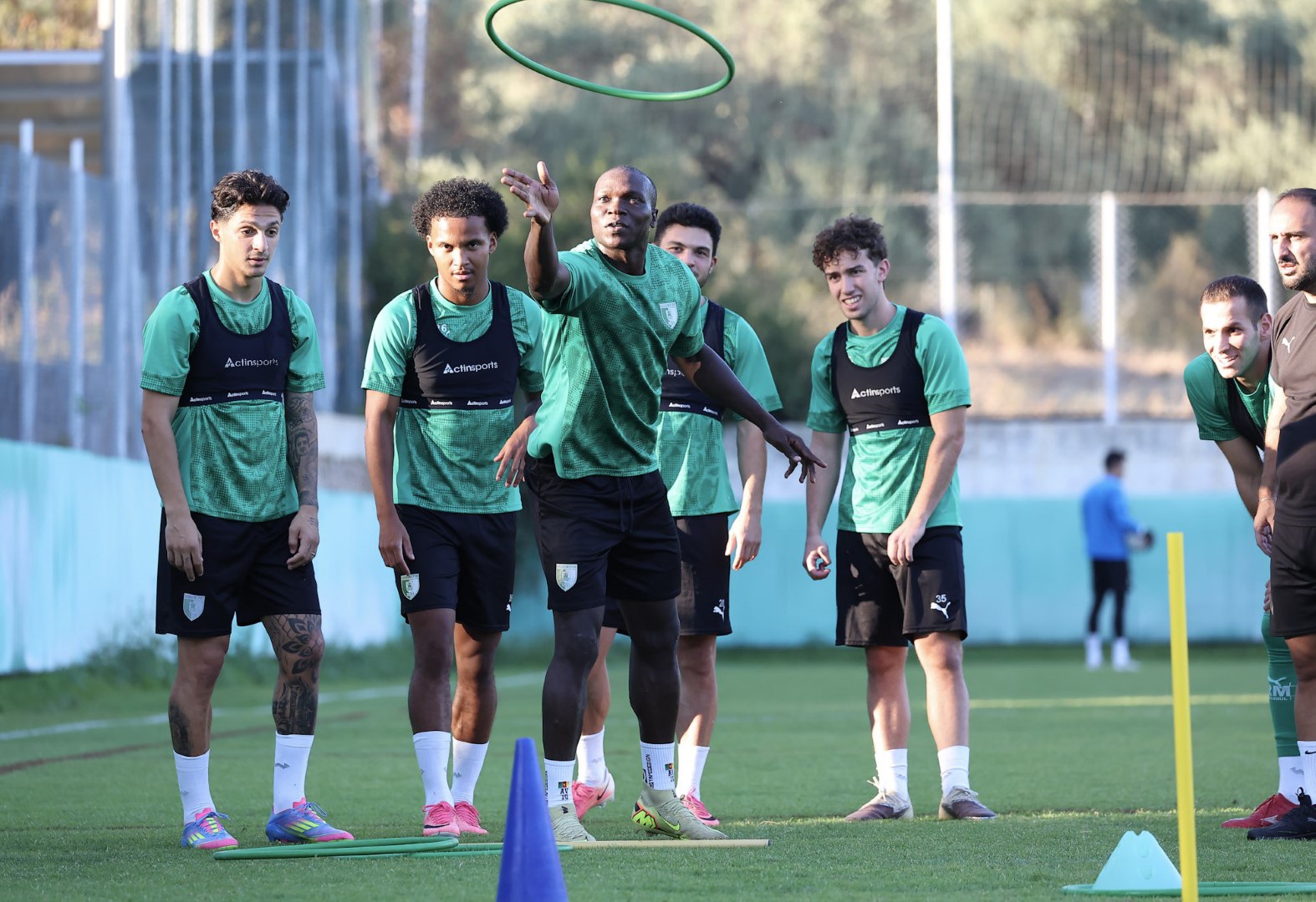 Bodrum FK futbolcuları antrenmanda halka ile koordinasyon çalışması yapıyor.