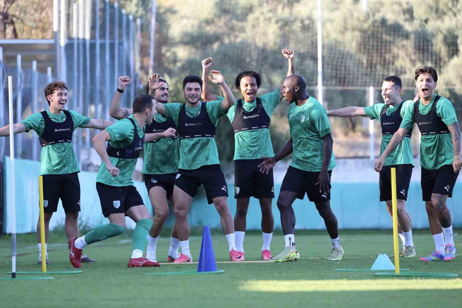 Bodrum FK futbolcuları antrenmanda grup halinde sevinçli anlar yaşıyor.