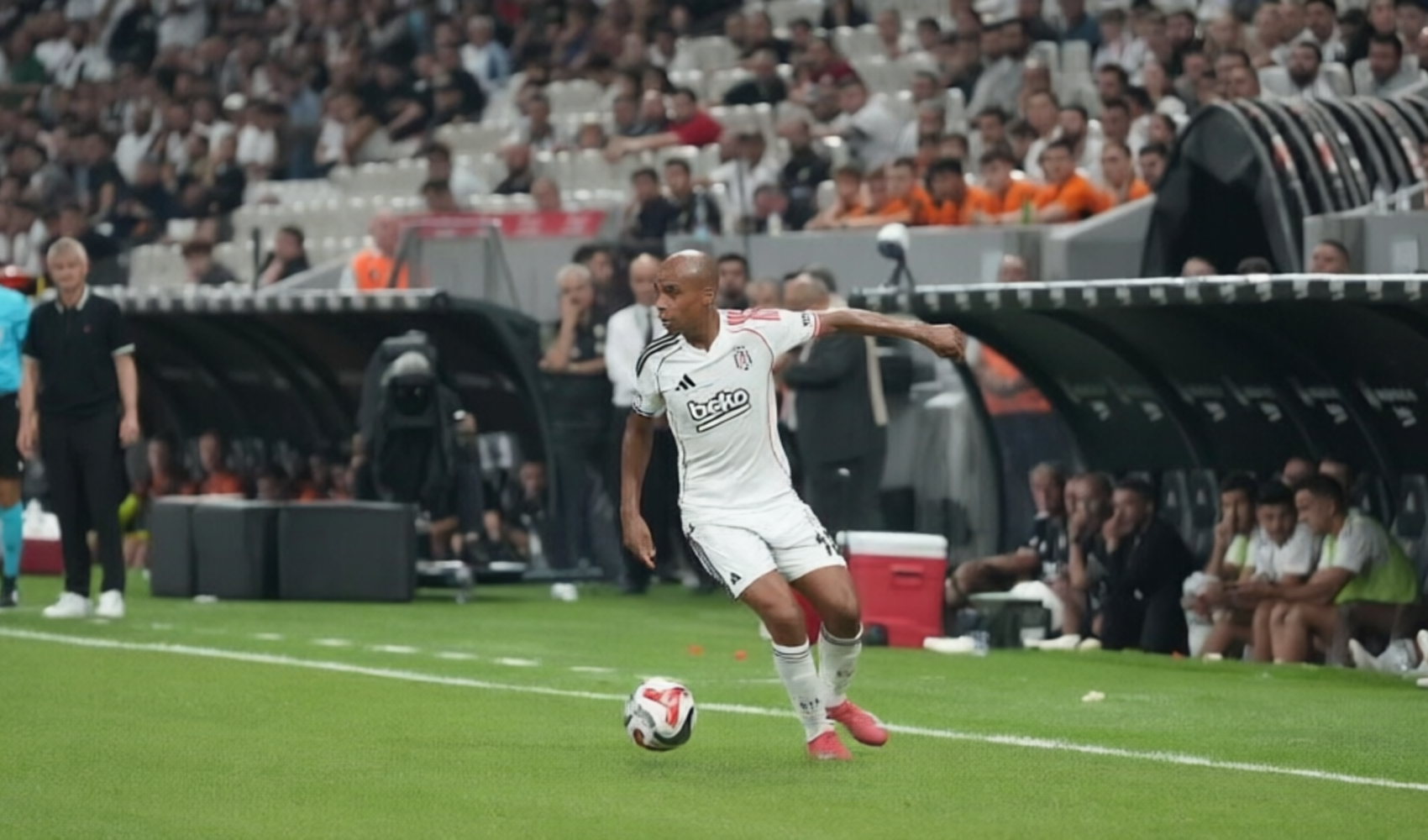 El Beşiktaş rescinde el contrato del futbolista portugués Joao Mario de mutuo acuerdo