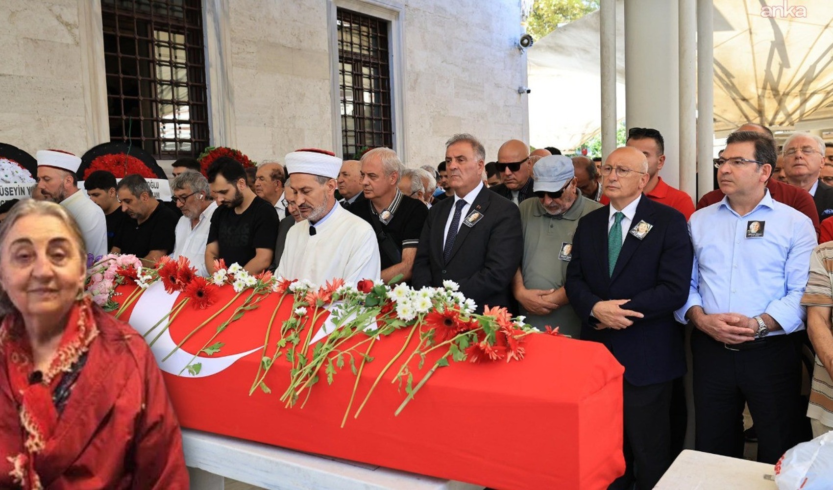 Şükran Soner’in cenaze töreninde aileyi yasa boğan haber: Kız kardeşi Türkan Berişe de yaşamını yitirdi