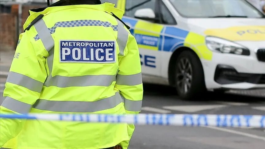 Londra’da bir polis memuru ve polis aracı görülüyor.