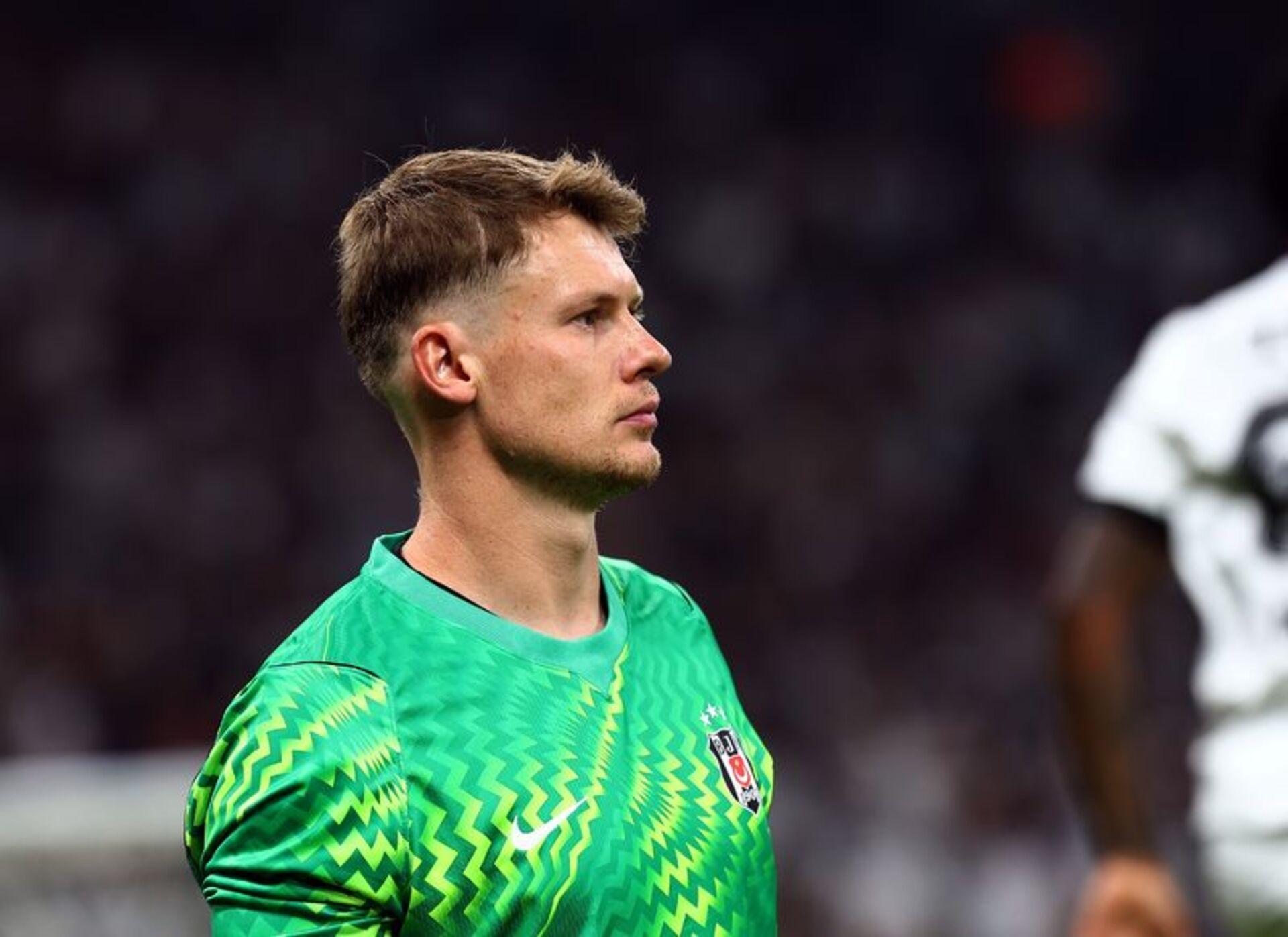 Beşiktaş kalecisi Alexander Nübel, yeşil kaleci formasıyla saha içinde yandan görülüyor.