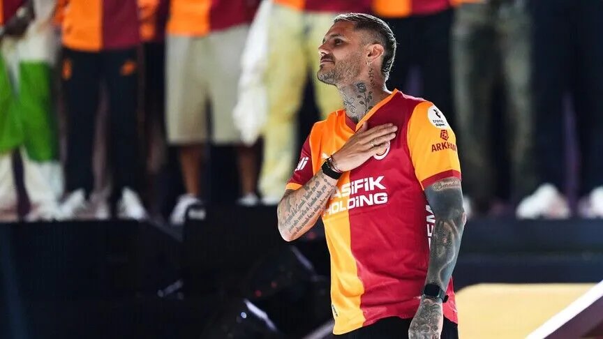 Galatasaray forması giyen Mauro Icardi saha kenarında taraftarları selamlarken görülüyor.