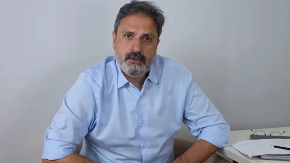 Sunucu Erhan Çelik’in masa başında çekilmiş fotoğrafı.