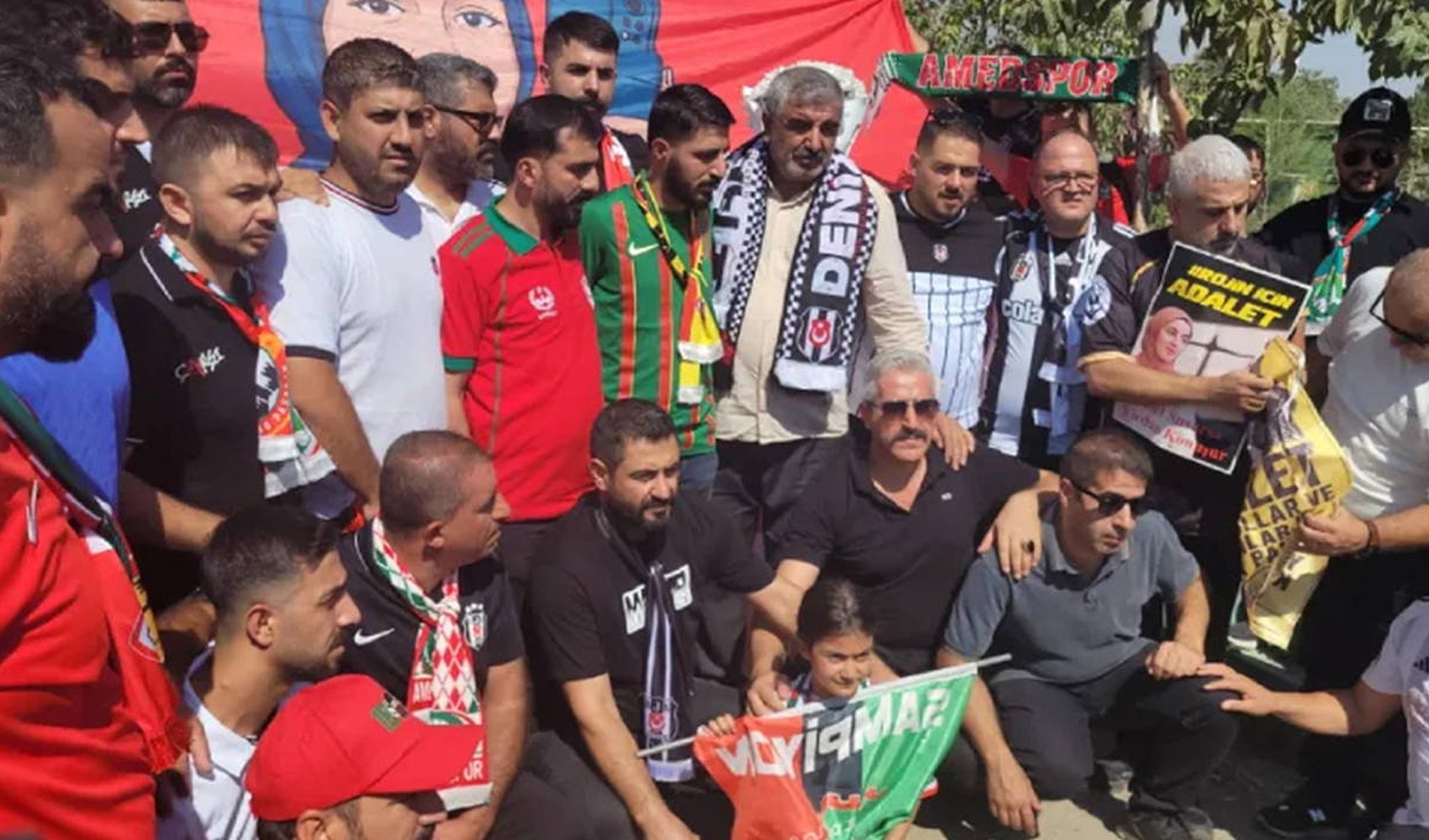 Amedspor ve çArşı taraftarlarından Narin Güran ile Rojin Kabaiş’in mezarlarına ziyaret