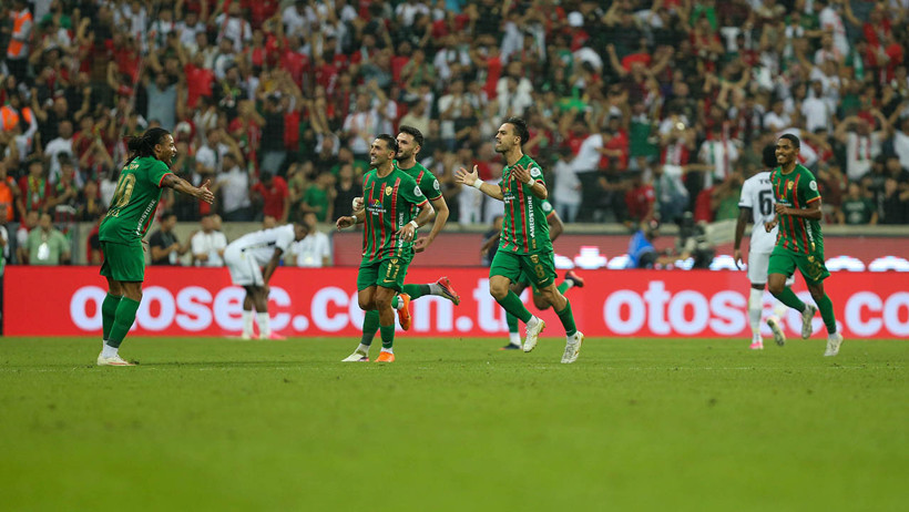 Amedspor futbolcuları Beşiktaş karşısında atılan golün ardından sevinç yaşıyor.