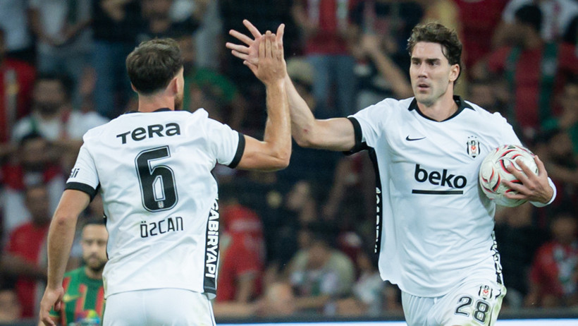 Beşiktaşlı futbolcular maç sırasında gol sonrası birbirlerini tebrik ediyor.