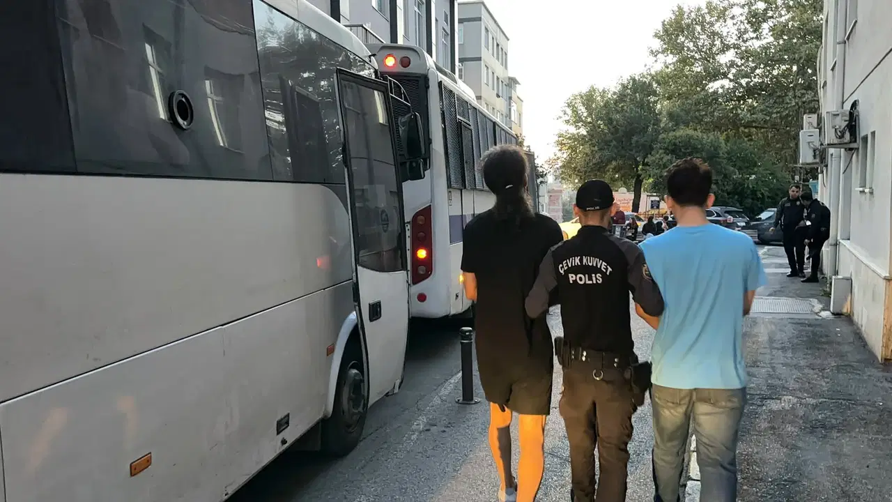 Polis eşliğinde otobüse götürülen şüpheliler ve operasyon alanından görüntü.