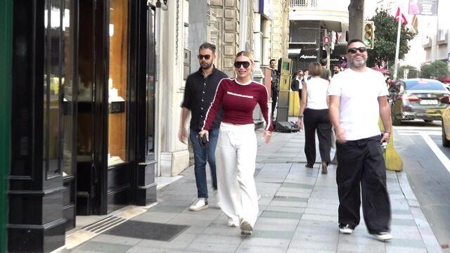 İrem Derici’nin Nişantaşı’nda kaldırımda yürürken çekilmiş görüntüsü.