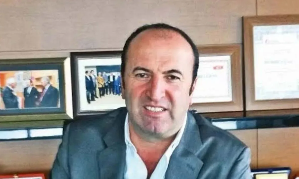 Ofis ortamında çekilmiş bir kişi fotoğrafı.