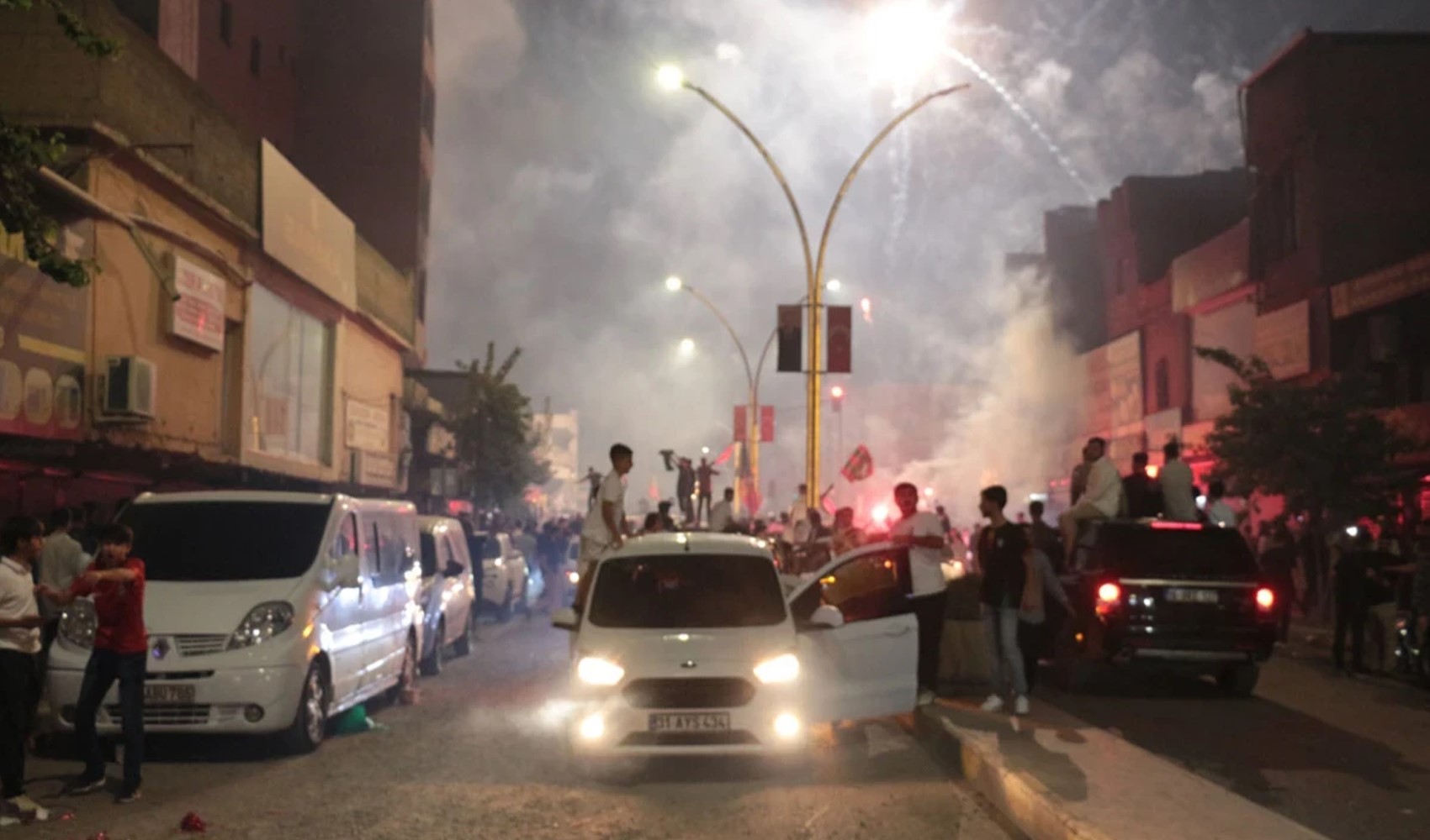 Amedspor's victory celebration turns into a fire: 3 businesses damaged, firefighter injured