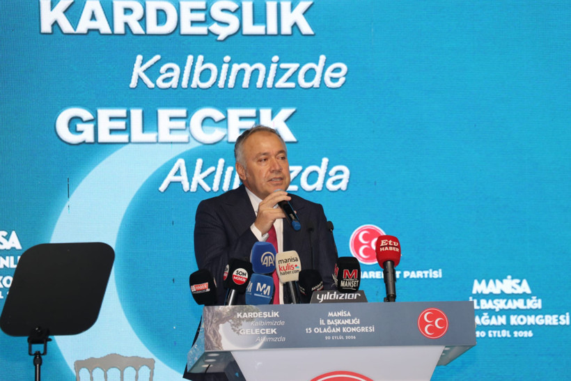 MHP Manisa İl Başkanı Nurullah Savaş kürsüde konuşma yapıyor.