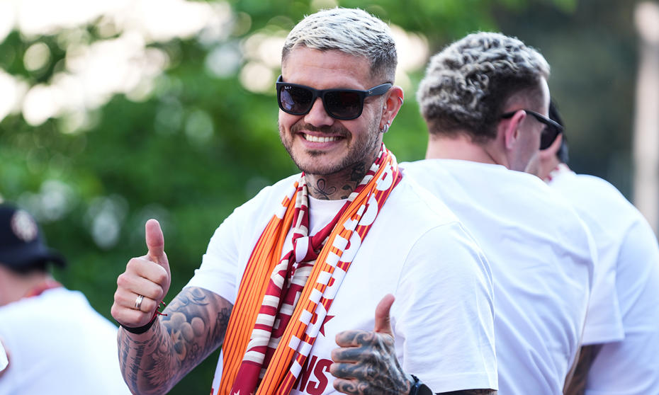 Mauro Icardi taraftarların bulunduğu açık alanda gülümseyerek poz veriyor.