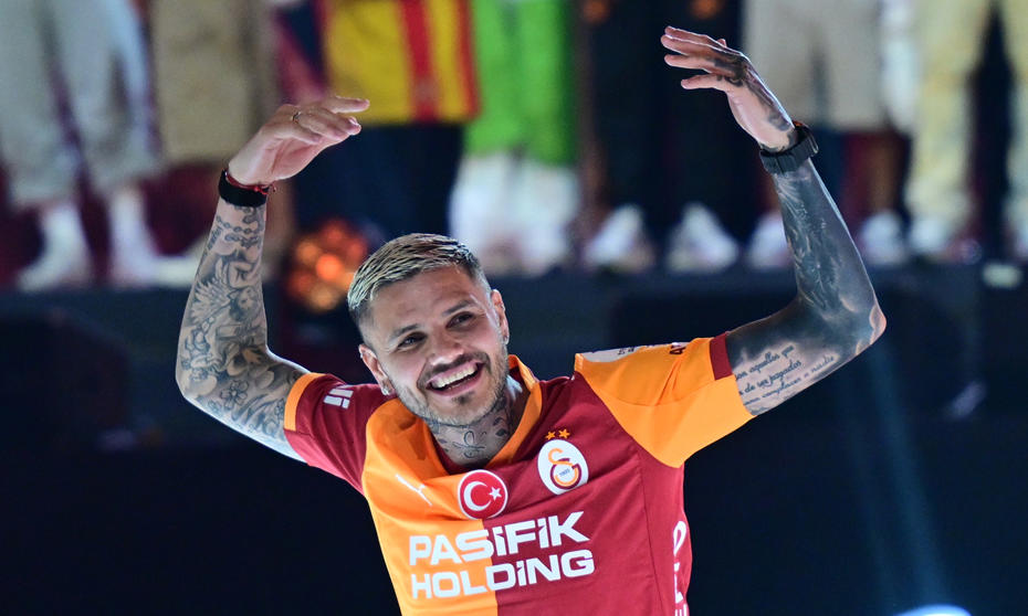Mauro Icardi Galatasaray formasıyla taraftarları selamlıyor.
