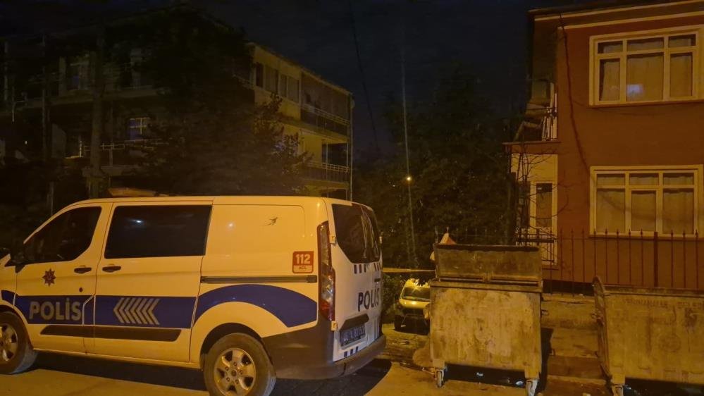 Ankara Yenimahalle’de gece saatlerinde polis aracının bulunduğu apartman çevresi.