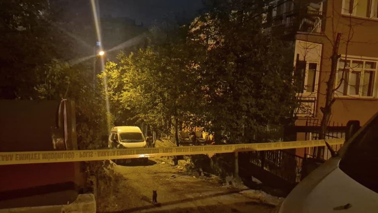 Ankara’da polis şeridiyle çevrilen apartman çevresinden gece görüntüsü.