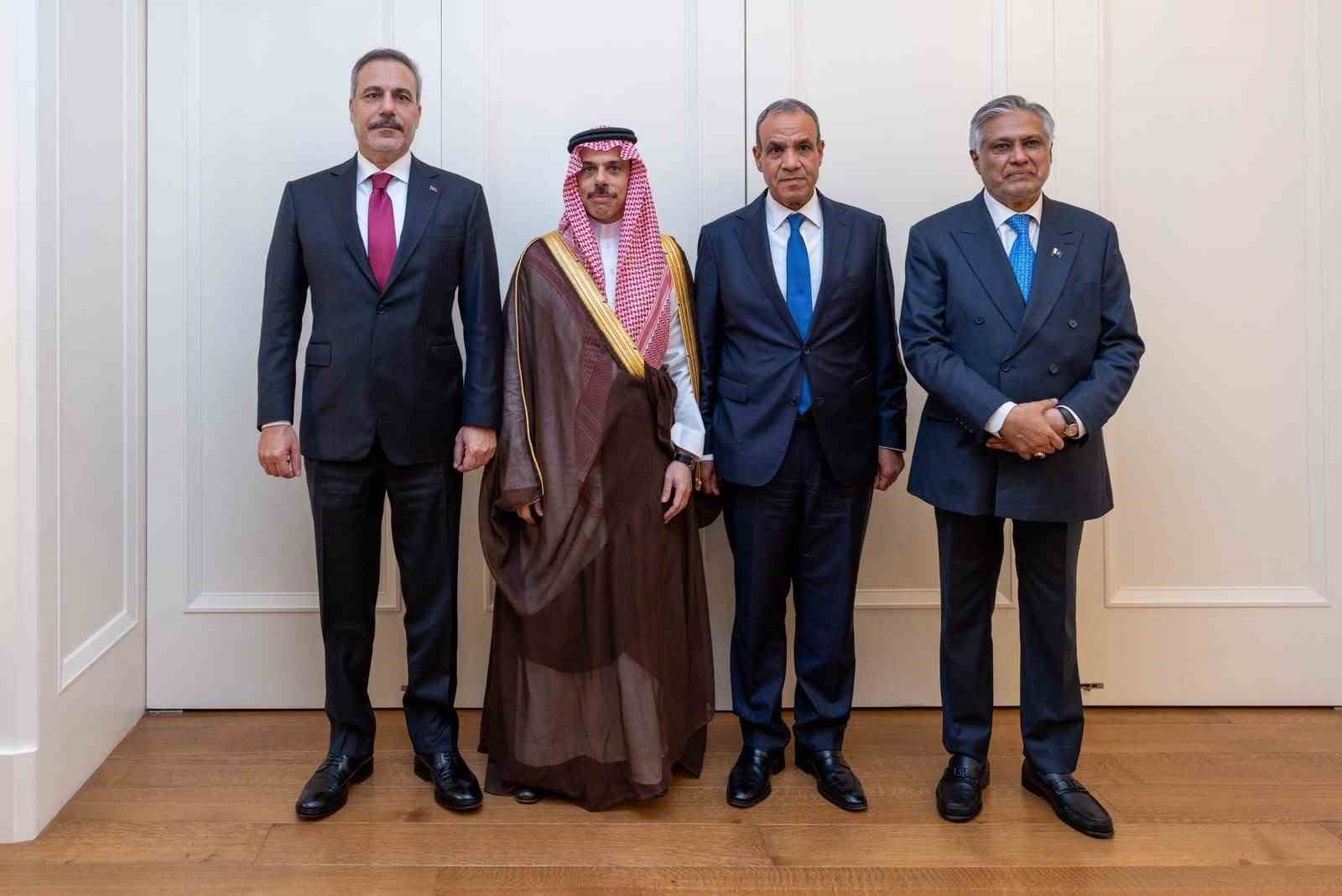 Hakan Fidan ile Mısır, Pakistan ve Suudi Arabistan dışişleri bakanlarının yer aldığı grup fotoğrafı.