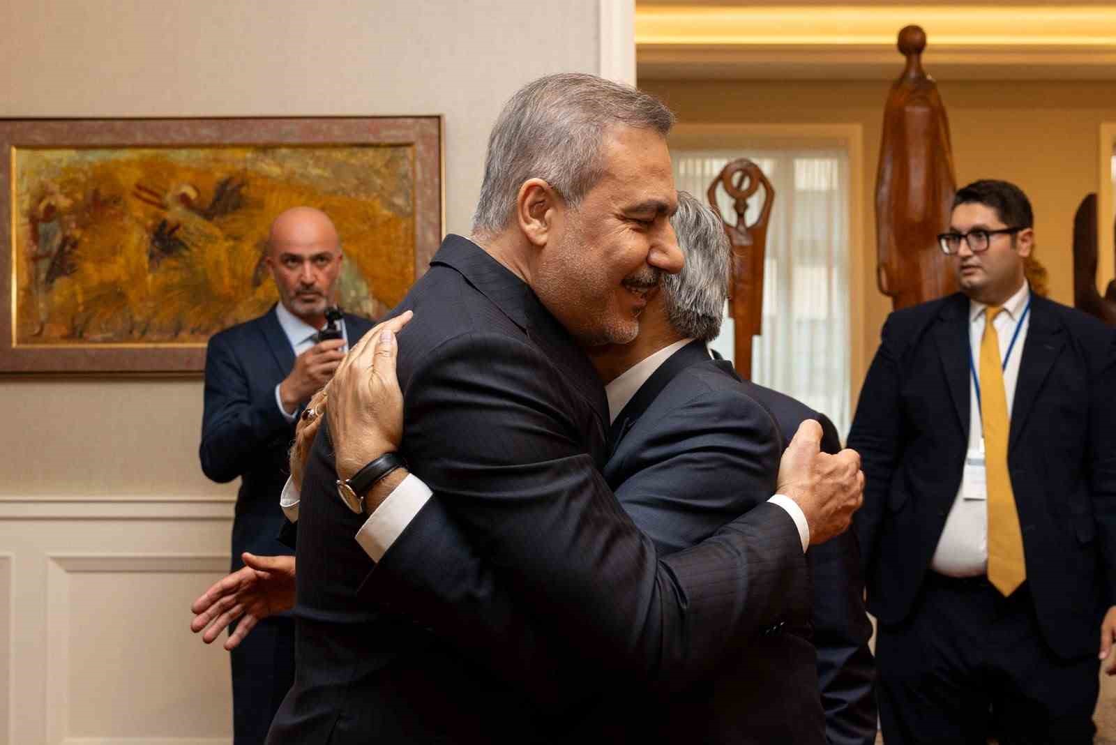 Hakan Fidan’ın toplantı öncesi bir diplomatik temas sırasında karşılıklı selamlaştığı an.