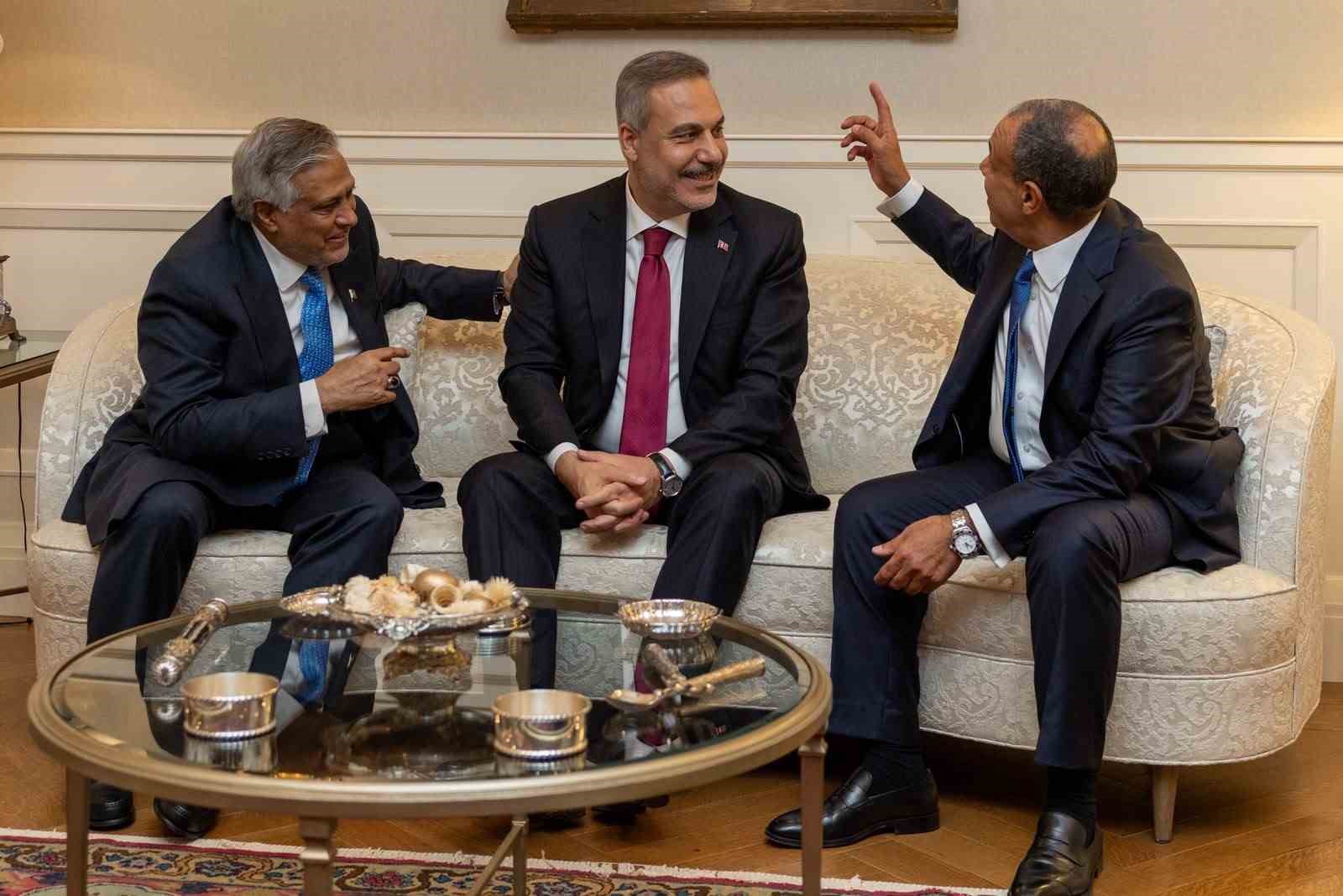 Hakan Fidan’ın iki bakanla oturarak sohbet ettiği diplomatik temas fotoğrafı.