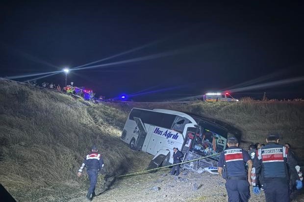 Gece saatlerinde şarampole devrilen yolcu otobüsünün bulunduğu bölgede ekiplerin çalışması.