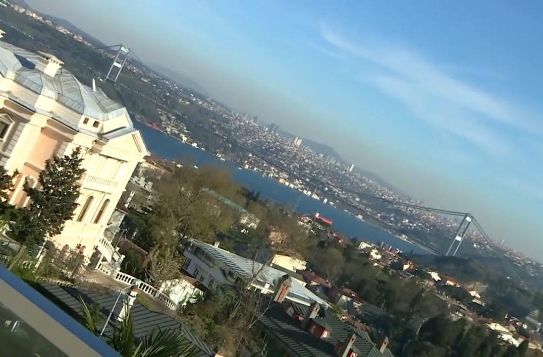 İstanbul Boğazı ve köprünün görüldüğü yüksek açıdan çekilmiş şehir manzarası.