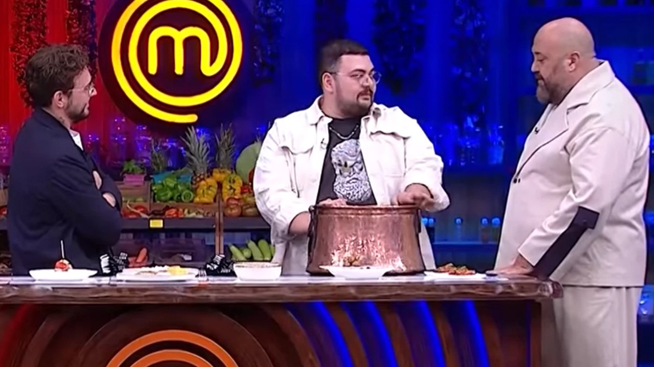 Ein Bild von Eray Aksungur im Studio von MasterChef Türkiye.