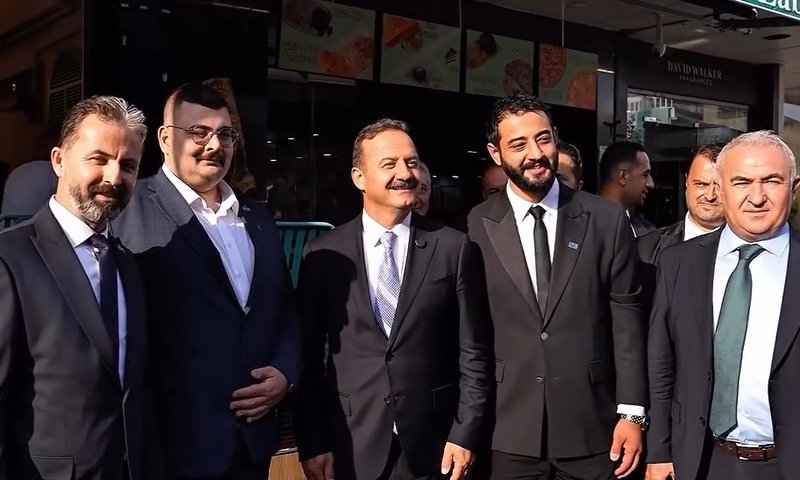 Ein Gruppenfoto der Delegation der Anahtar Parti, zu der auch Eray Aksungur gehört.