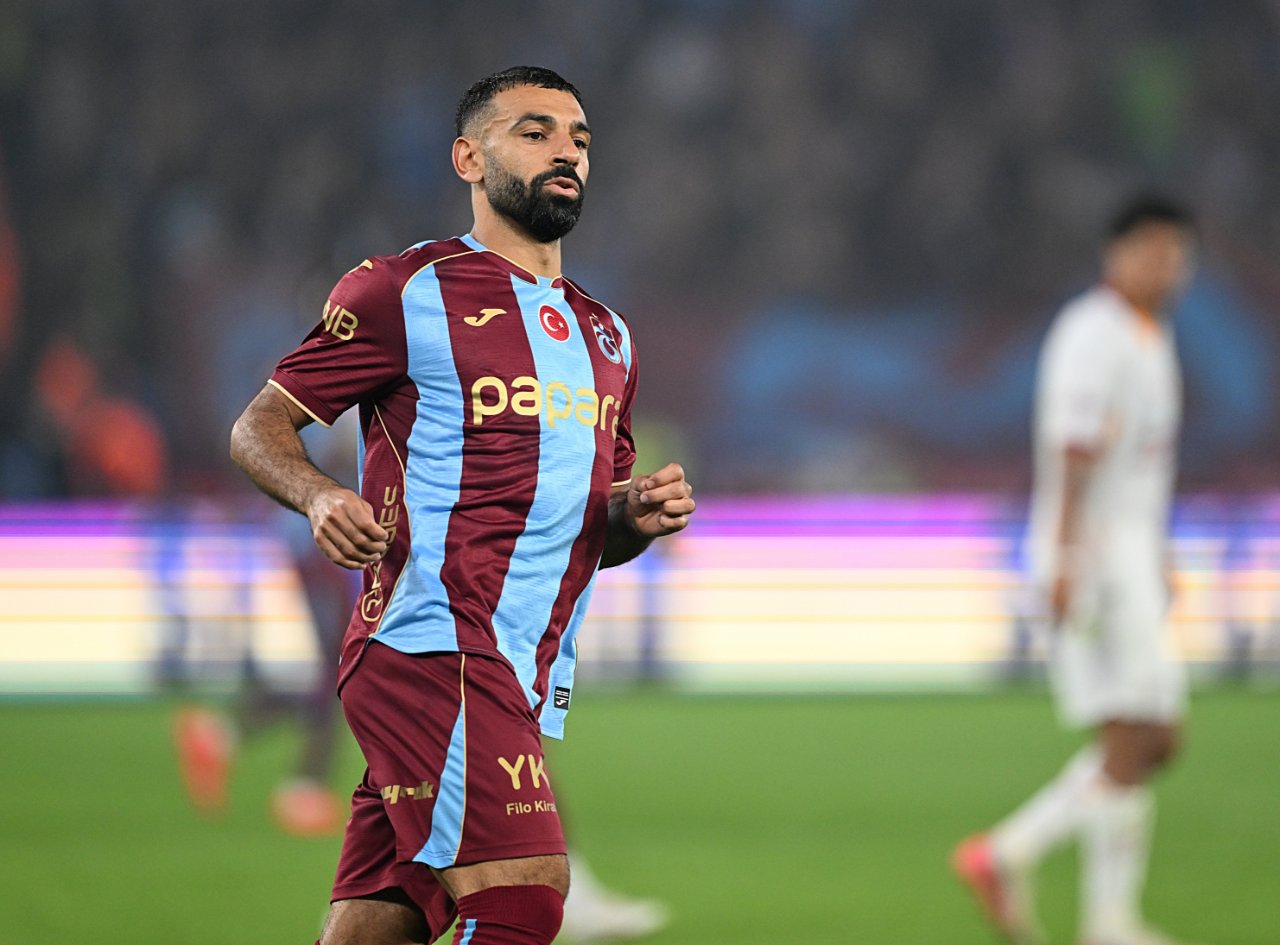 Trabzonspor forması giyen Mohamed Salah sahada koşarken görülüyor.