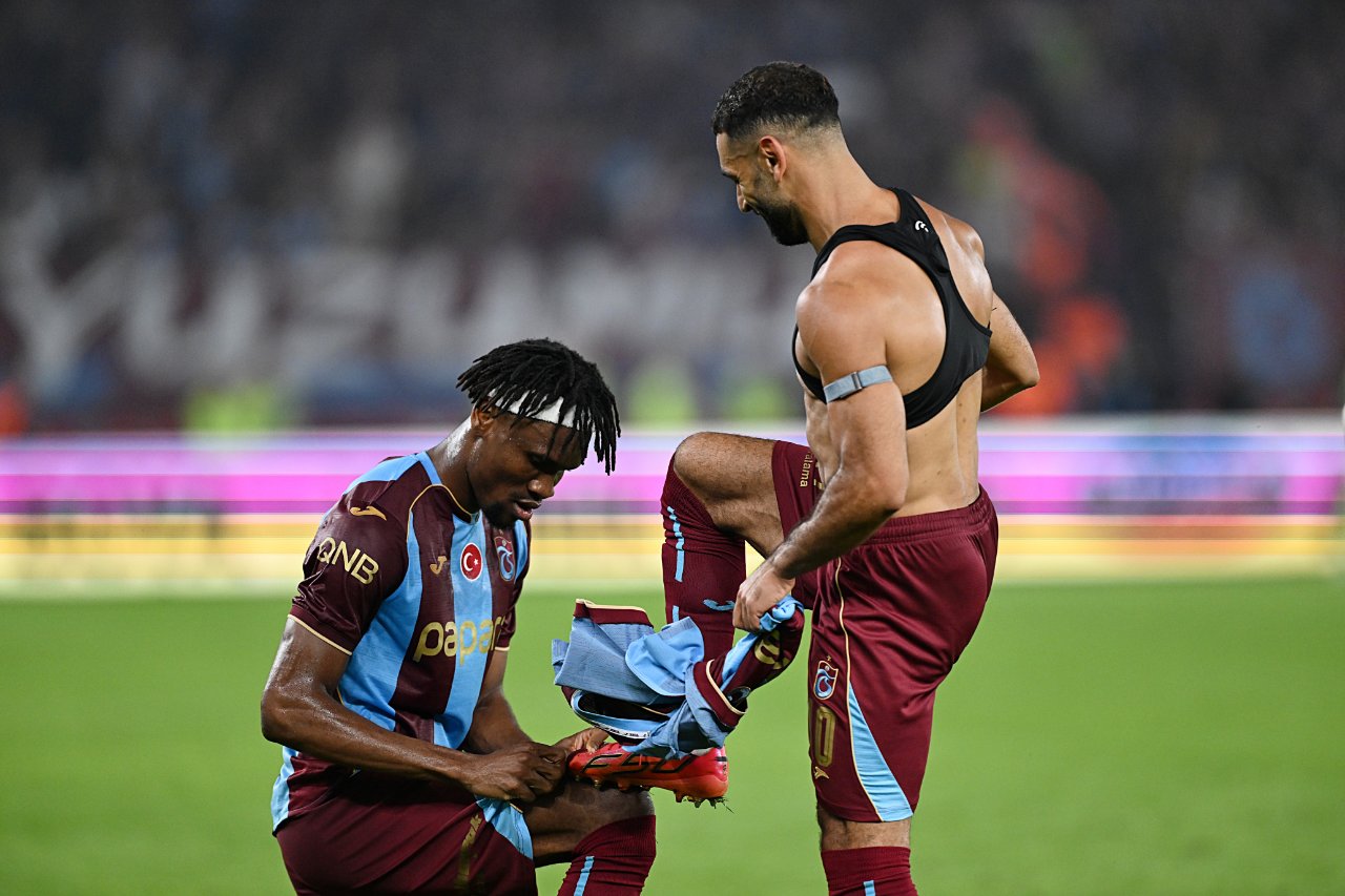 Mohamed Salah, Trabzonspor formasıyla maç sırasında takım arkadaşıyla birlikte görülüyor.