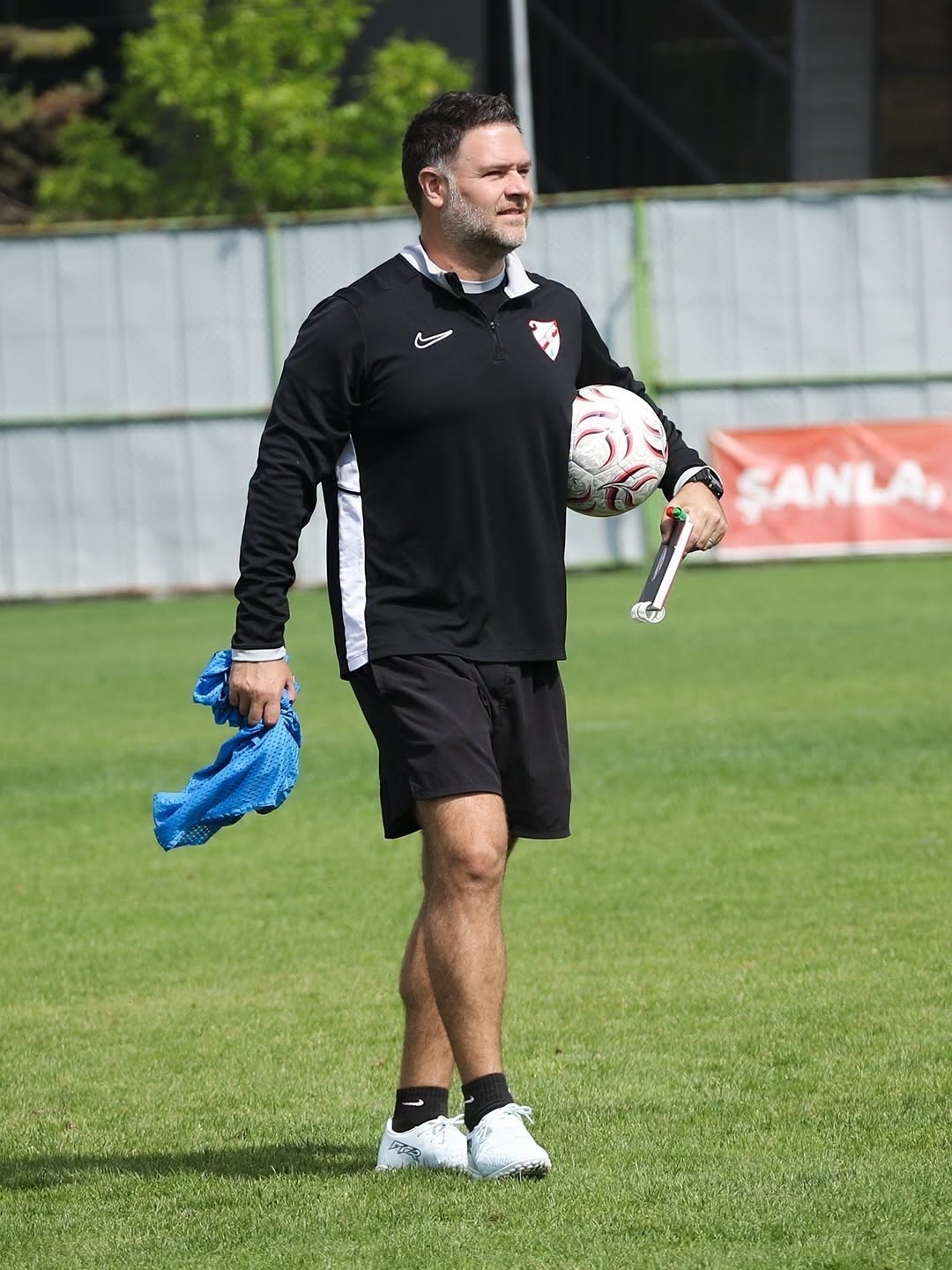 Daniel Farrar, antrenman sahasında elinde futbol topuyla yürürken görülüyor.