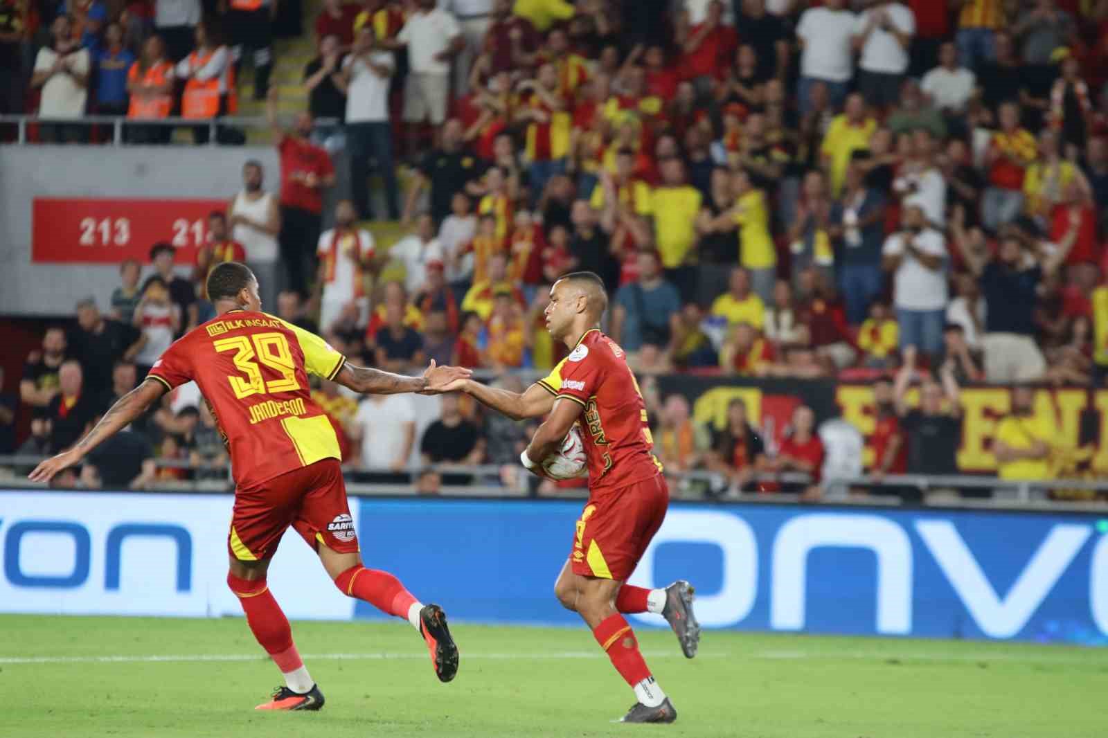 Göztepe forması giyen Juan, maç sırasında takım arkadaşıyla gol sevinci yaşıyor.