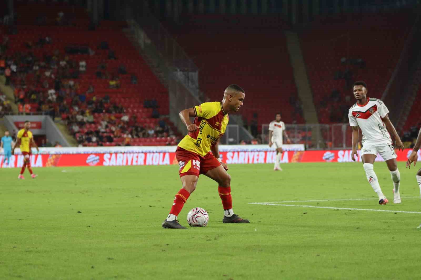 Juan, Göztepe formasıyla saha içinde top kontrolü yaparken görülüyor.