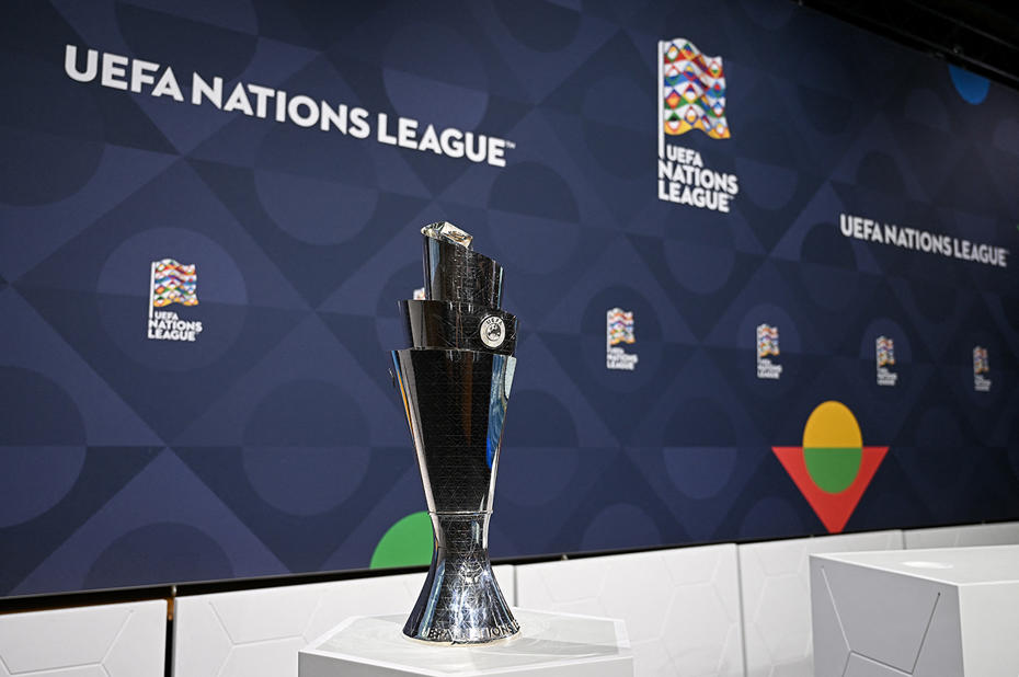 Trophée de la Ligue des Nations de l'UEFA et panneau de l'organisation.